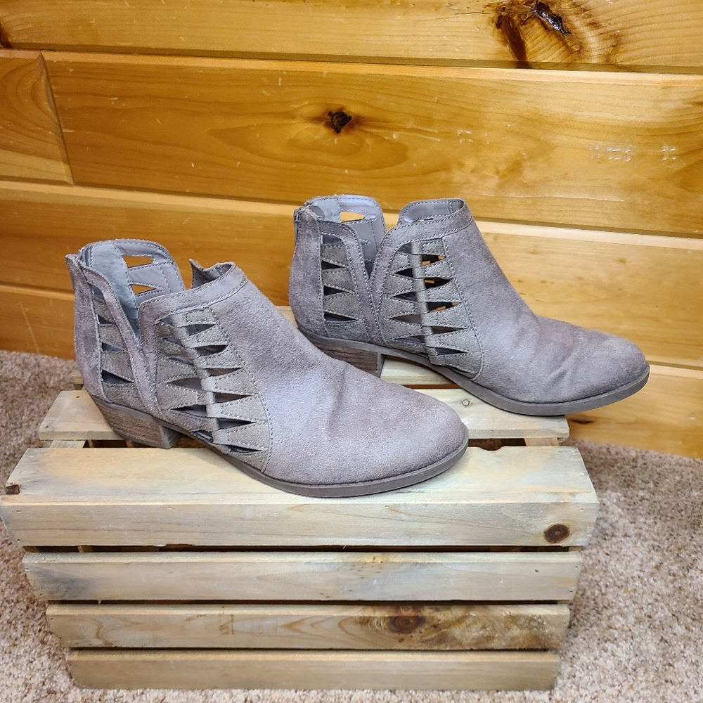 Carlos Santana Women's Sz 6.5 Ankle Boots Booties Taupe Open Cut Braided